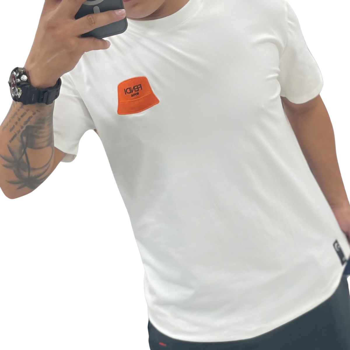 Comprar Camiseta Fendi Playera Hombre en Onlineshoppingcenterg Si estás buscando comprar camiseta Fendi playera hombre, en Onlineshoppingcenterg encontrarás las mejores opciones. Fendi es sinónimo de estilo y calidad, y sus camisetas y playeras para hombre son perfectas para quienes buscan una prenda de moda exclusiva y sofisticada. A continuación, te explicamos por qué elegir una camiseta Fendi es una gran decisión y te ayudamos a resolver todas tus dudas.  ¿Por Qué Elegir una Camiseta Fendi? Las camisetas Fendi son conocidas por su diseño distintivo y elegante. Incorporan detalles únicos como el famoso diseño de "ojos Bag Bugs" y materiales de alta calidad que aseguran comodidad y durabilidad. La camiseta Fendi ojos amarillos y la camiseta Fendi blanca son populares por su estilo moderno y llamativo.  Ventajas de Comprar una Playera Fendi Hombre Calidad y Estilo Exclusivo: Fendi garantiza una calidad excepcional y diseños que destacan, como la playera Fendi ojos y la camisa Fendi negra. Variedad de Diseños: En Onlineshoppingcenterg ofrecemos opciones para todos los gustos, desde la camiseta Fendi Roma hasta la camiseta Fendi Bag Bugs. Ideal para Diferentes Ocasiones: Las camisas Fendi para hombre se adaptan a cualquier situación, ya sea una salida casual o una ocasión especial. Opciones Populares de Camisetas Fendi para Hombre Camiseta Fendi Negra y Blanca La camiseta Fendi negra es ideal para quienes buscan un look elegante y discreto. Si prefieres un estilo más fresco, la playera Fendi blanca es una excelente elección.